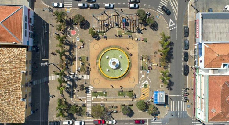 Praça movimentada em Itapetininga, São Paulo.