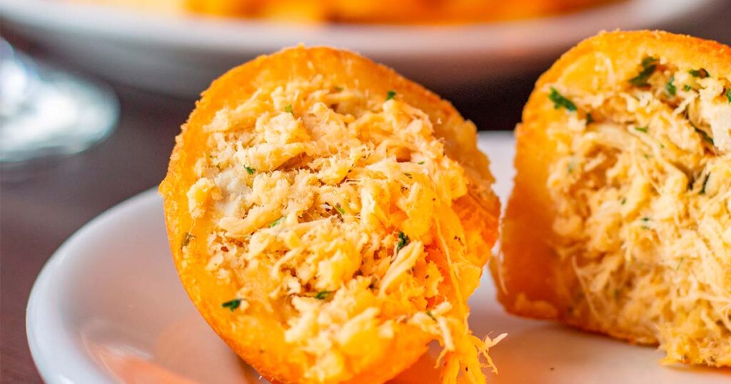 Bolinho de frango de Itapetininga, prato tradicional da cidade.