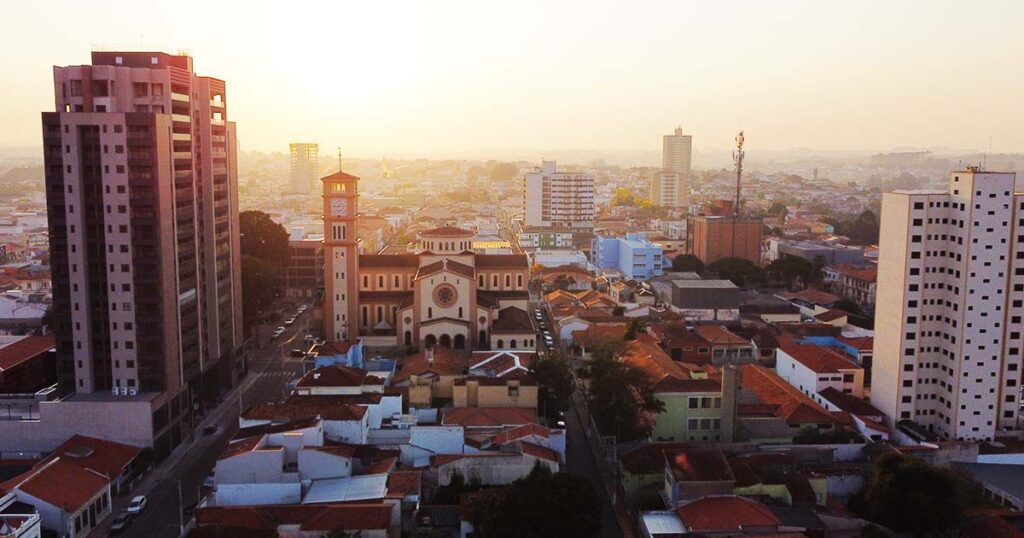 Igreja em meio aos prédios em Itapetininga, São Paulo.