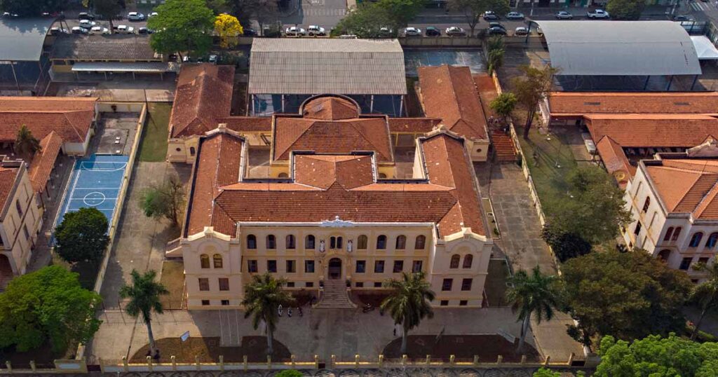 Imagem aérea da Escola Peixoto Gomide, em Itapetininga.