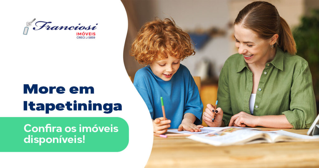 Mãe e filhos sentados juntos próximos a uma mesa olhando para cadernos e livros. O texto à esquerda diz "More em Itapetininga: Confira os imóveis disponíveis!"