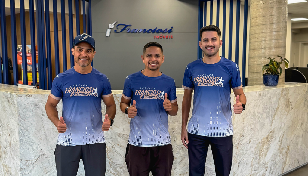 Fotografia dos atletas Rodrigo, Motoka e Vitinho, participantes da Corrida Franciosi