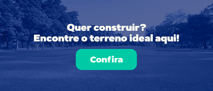 Um terreno cercado por árvores, com o texto centralizado "Quer construir? Encontre o terreno ideal aqui!"