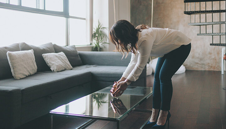 Corretora aplicando técnicas de home staging em um imóvel.